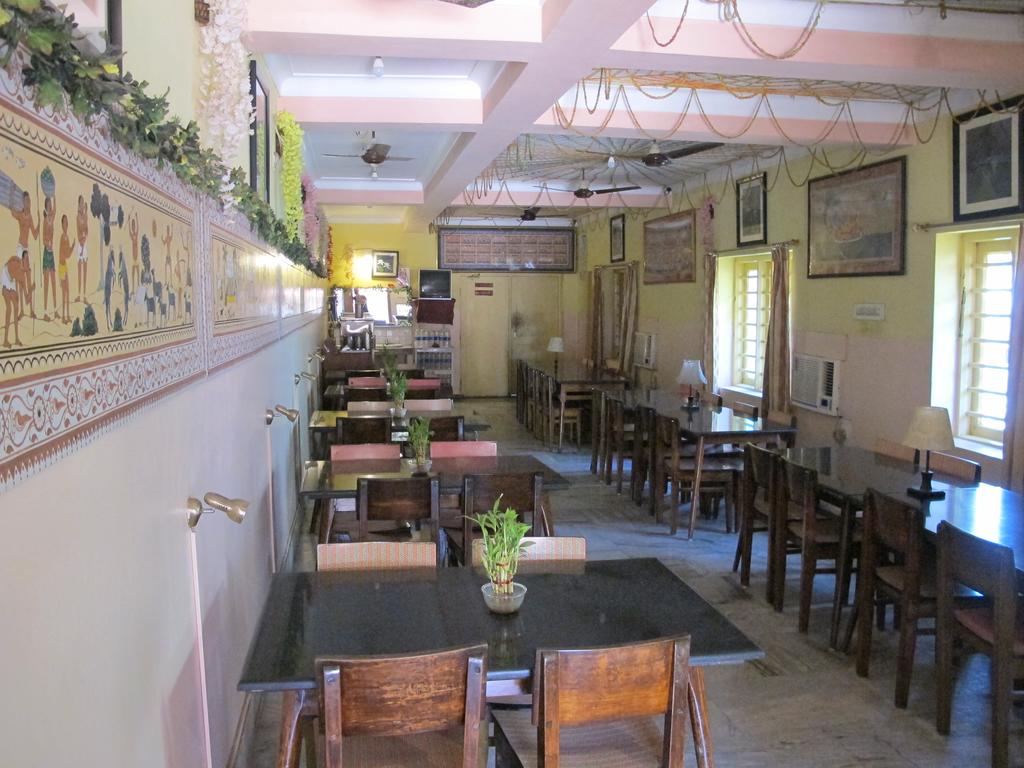 Lotus Hotel Puri Restaurant